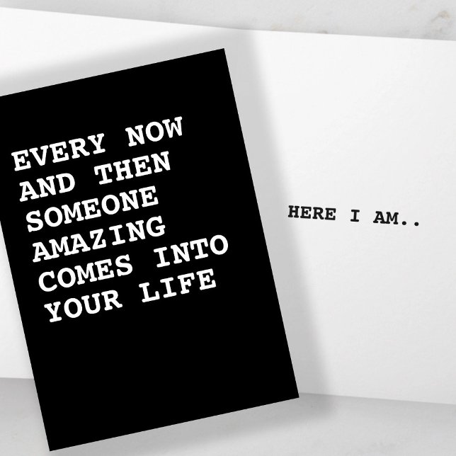 Tarjeta Alguien asombroso entra en tu vida (Someone amazing comes into your life, here I am humor card by Ricaso. A witty, funny card for anyone)