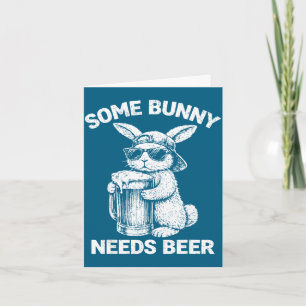 Tarjeta Algún conejo necesita cerveza divertido humor de c