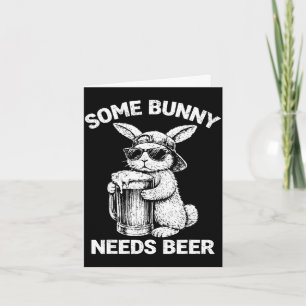 Tarjeta Algún conejo necesita cerveza divertido humor de c