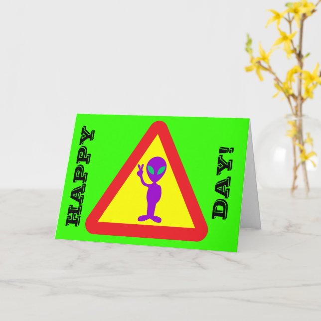 Tarjeta Alienígena cumpleaños feliz por la colina (flor amarilla)