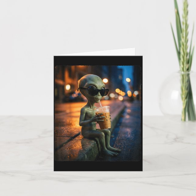 Tarjeta Alienígena divertido que lleva gafas de sol bebien (Anverso)