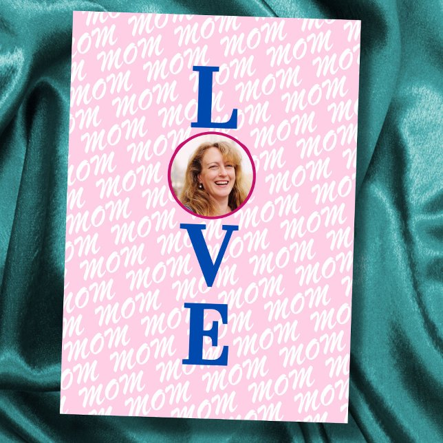 Tarjeta Ama a Mamá Amor de Madre foto personalizada modern (The background text template can fit 2 or 3 upper case letters, maybe 1 or 2 more with lower cases.)