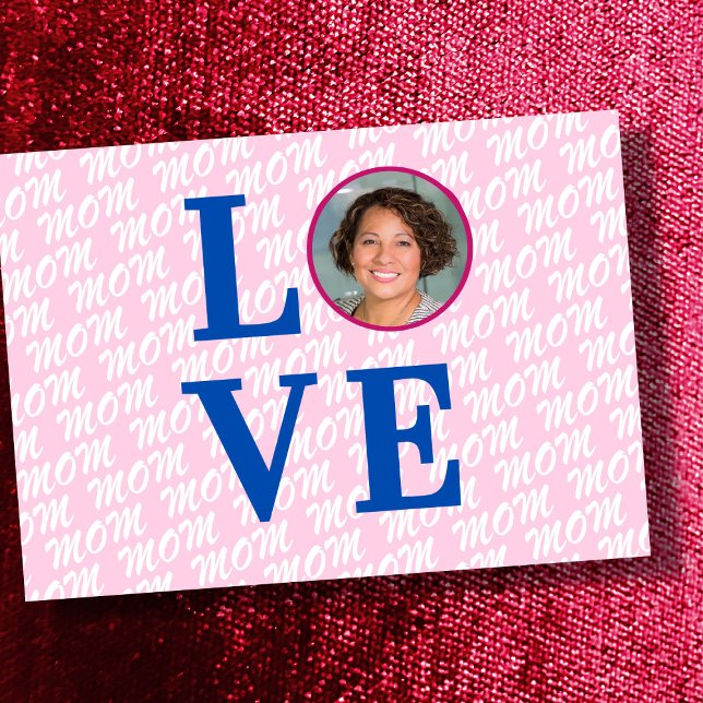 Tarjeta Ama a Mamá Amor de Madre foto personalizada modern (The background text template can fit 2 or 3 upper case letters, maybe 1 or 2 more with lower cases.)
