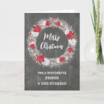 Tarjeta Amigo de Chalkboard y su marido Feliz Navidad<br><div class="desc">Feliz Navidad para una amiga y su esposo con un patrón rústico de pizarra y corona de nieve con poinsettias.</div>