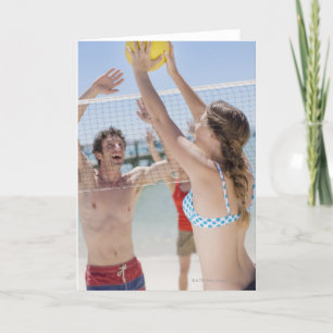 Tarjeta Amigos jugando al voleibol en la playa
