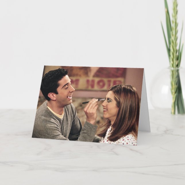 Tarjeta AMIGOS™| Ross hace maquillaje de Rachel (Anverso)
