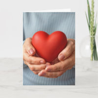 Anciana sosteniendo un corazón rojo