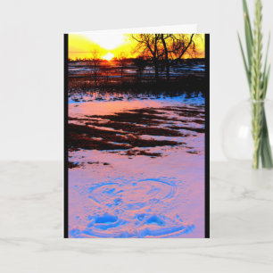 Tarjeta Ángel de la nieve en la puesta del sol que piensa