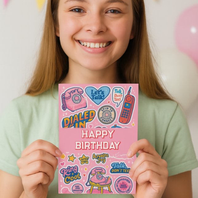 Tarjeta "¡Anillo de anillo! Chicas Feliz cumpleaños (Teen girl smiling and holding pink retro birthday card with vintage phones, speech bubbles,)