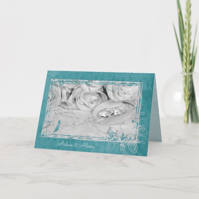 Tarjeta anillos de boda sobre pétalo rosa (Anverso)