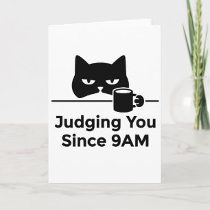 Tarjeta animales divertidos café de gatos te juzgan desde