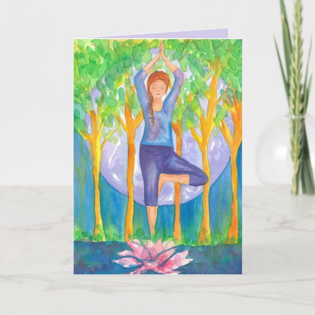 Tarjeta Aniversario feliz de la mujer del árbol del yoga (Anverso)