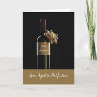 Aniversario feliz del marido con botella de vino
