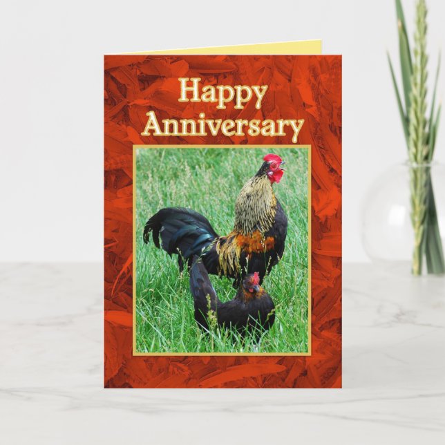 Tarjeta Aniversario feliz Rooster y plumas rojas de Hen (Anverso)