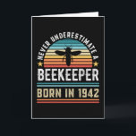Tarjeta Apicultor nacido en 1943 80th Birthday Gift<br><div class="desc">Nunca subestimes a un apicultor nacido en 1943. Regalo de cumpleaños 80 ideal para una abeja de 80 años y apasionada de la apicultura que ama las abejas. Presencia retro para hombres,  mujeres,  tu padre en el Día del Padre.</div>