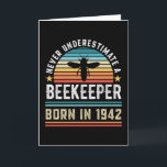 Tarjeta Apicultor nacido en 1943 80th Birthday Gift<br><div class="desc">Nunca subestimes a un apicultor nacido en 1943. Regalo de cumpleaños 80 ideal para una abeja de 80 años y apasionada de la apicultura que ama las abejas. Presencia retro para hombres,  mujeres,  tu padre en el Día del Padre.</div>