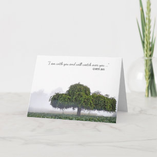 Tarjeta árbol verde único en la simpatía de la niebla