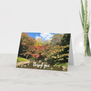 Tarjeta Arboles de arce de colores por estanque