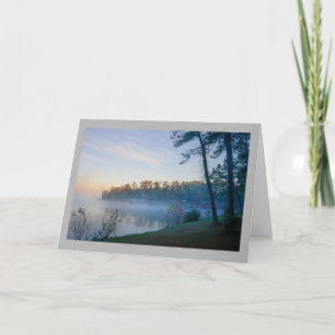 Tarjeta Árboles de pino brumosos del lago dawn del paisaje
