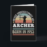 Tarjeta Archer nacido en 1953 70º regalo de tiro con arco<br><div class="desc">Nunca subestimes a un Archer nacido en 1953. Regalo de cumpleaños número 70 ideal para un aficionado a la tiro con arco y a la flecha de 70 años que adora ir a cazar con arco. Presencia retro para hombres,  mujeres,  papá en el Día del Padre.</div>