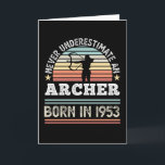 Tarjeta Archer nacido en 1953 70º regalo de tiro con arco<br><div class="desc">Nunca subestimes a un Archer nacido en 1953. Regalo de cumpleaños número 70 ideal para un aficionado a la tiro con arco y a la flecha de 70 años que adora ir a cazar con arco. Presencia retro para hombres,  mujeres,  papá en el Día del Padre.</div>