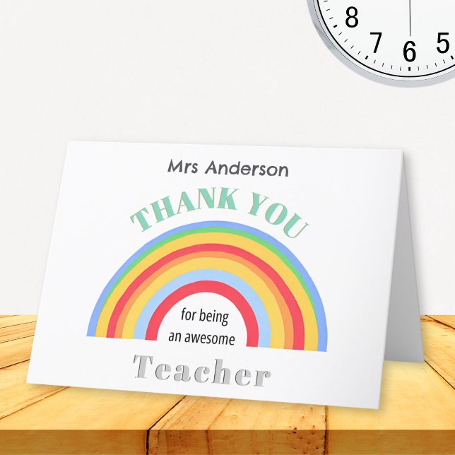 Tarjeta Arcoíris Colorido Gracias Maestro Personalizado (A greeting card for a teacher, with colorful rainbow design. Add the teacher's name at the top.)