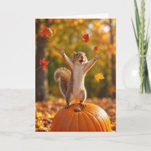 Tarjeta Ardilla de otoño lanzando hojas al aire