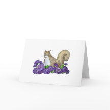 ardilla en flores moradas