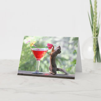 Tarjeta Ardilla que bebe un cóctel en la hora feliz