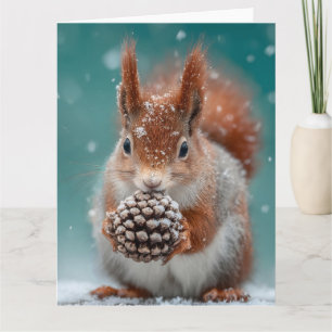 Tarjeta Ardilla roja adorable en la nieve con pinecona