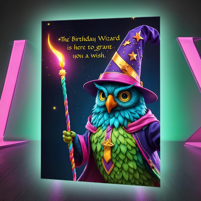 Tarjeta Asistente Gracioso Owl Concede el Aniversario Mági (Funny wizard owl over the hill humor:  A colorful birthday card with age template and magical vibe)