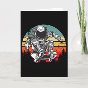 Tarjeta Astronauta montando monopatín puesta de sol retro 