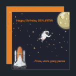 Tarjeta Astronauta Moon Rocket Kids Sistema Solar Fun Flat<br><div class="desc">Astronauta personalizado del espacio ultraterrestre y lanzadera espacial hacia la Luna en un cosmos negro estrellado purpurina dorado. El texto de la tipografía de la época espacial se puede personalizar fácilmente con el nombre y el saludo de texto de su hijo. Una tarjeta de felicitación de cumpleaños súper genial para...</div>