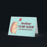 Tarjeta Aún parece agudo Hedgehog Pun Funny Cumpleaños<br><div class="desc">Otro año más viejo y todavía con aspecto agudo. Graciosas,  humorísticas y a veces sarcásticas tarjetas de cumpleaños para tu familia y amigos. Obtén esta tarjeta de diversión para tu persona especial. Visita nuestra tienda para más tarjetas de cumpleaños geniales.</div>