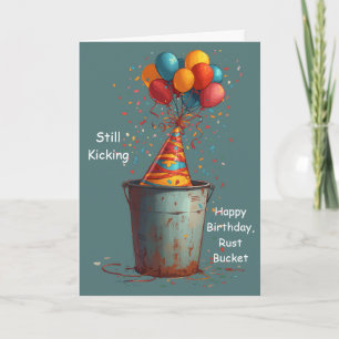 Tarjeta Aún Pateando Cumpleaños Divertido Cubo de Óxido