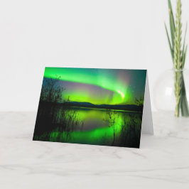 Tarjeta Aurora boreal reflejada en el lago