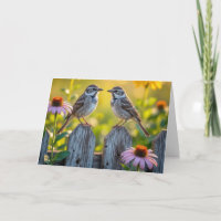 Aves de aniversario y flores de cono en una valla 
