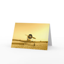 Avión de época amarillo dorado