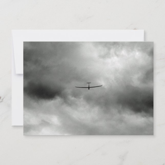 Tarjeta Avispado volando en el cielo gris (Anverso)