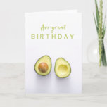 Tarjeta Avo Great Birthday | Chiste Aguacate moderno Funny<br><div class="desc">Sencilla y elegante "Avo-gran Cumpleaños" cita tarjeta de saludo con tipografía moderna en verde lima y una foto de un aguacate cortado a la mitad sobre un fondo blanco. ¡La tarjeta divertida tiene un tema de chiste de juego de palabras!</div>