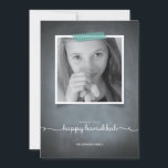 Tarjeta azul de la foto de Jánuca de la cinta de<br><div class="desc">Esta invitación rústica del estilo de la pizarra se hace exclusivamente para Zazzle y es perfecta para un nostálgico con todo el saludo estacional moderno. Cinta impresa del "washi" en acento azul su foto con la tipografía blanca de la escritura impresa en un fondo de la pizarra. Añada un sello...</div>