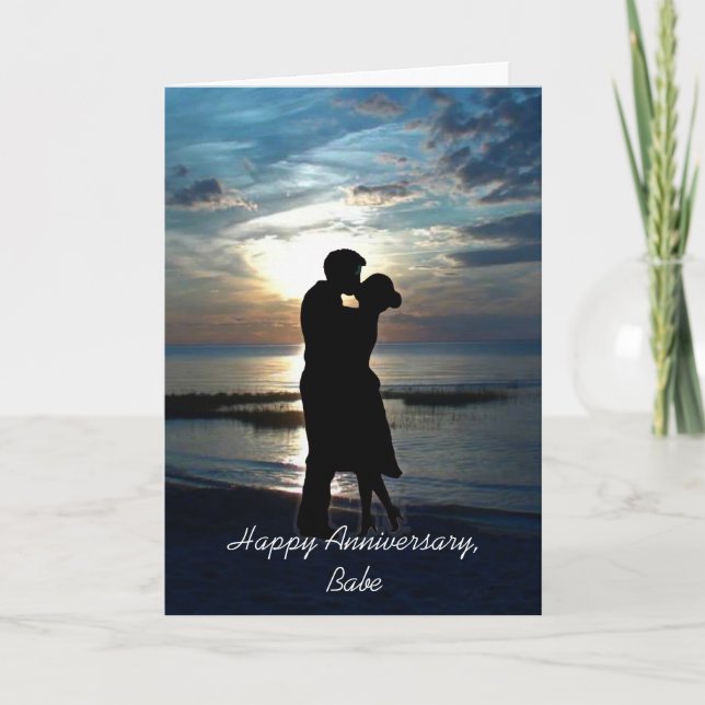 Tarjeta Babe feliz aniversario, pareja se besa en la playa (Anverso)