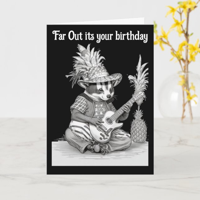 Tarjeta Badger tocando guitarra con cumpleaños de piña (flor amarilla)