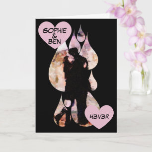 Tarjeta Bajo la sombrilla: Pareja romántica besándose en l