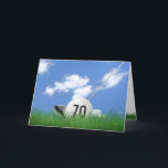 Tarjeta Balón de golf de 70 años en césped<br><div class="desc">Baloncesto de golf blanco en césped verde con club de golf y telón de fondo del cielo por 70 años.</div>