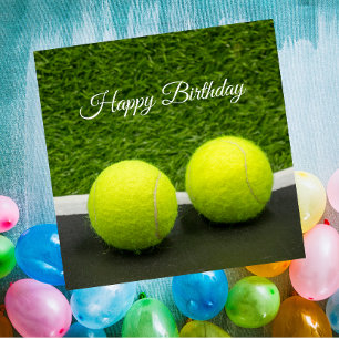 Tarjeta Balón de tenis sobre césped verde Cumpleaños