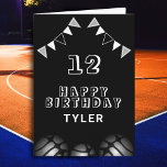 Tarjeta Baloncesto Ball and Flags Sports Kids Cumpleaños<br><div class="desc">Tarjeta de cumpleaños para niños de baloncesto y banderas deportivas. El diseño tiene balones de baloncesto y banderas de cumpleaños con colores grises,  negros y blancos. Agrega tu nombre,  edad y texto y haz tu propia tarjeta de cumpleaños. Ideal para niños y chicas que aman el baloncesto.</div>