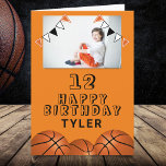 Tarjeta Baloncesto Bolas Flags Kids Photo Birday<br><div class="desc">Bolas de Baloncesto Banderas Tarjeta de Cumpleaños de la Foto de los Niños. El diseño tiene balones de baloncesto y banderas de fiesta de cumpleaños con colores naranja, negro y blanco. Añade tu foto y la personaliza con tu nombre, edad y texto y haz tu propia tarjeta de cumpleaños. Ideal...</div>