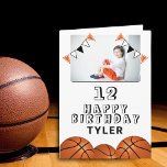 Tarjeta Baloncesto Bolas Flags Kids Photo Birday<br><div class="desc">Bolas de Baloncesto Banderas Tarjeta de Cumpleaños de la Foto de los Niños. El diseño tiene balones de baloncesto y banderas de fiesta de cumpleaños con colores naranja, negro y blanco. Añade tu foto y la personaliza con tu nombre, edad y texto y haz tu propia tarjeta de cumpleaños. Ideal...</div>