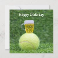 Baloncesto de tenis con cerveza en césped verde